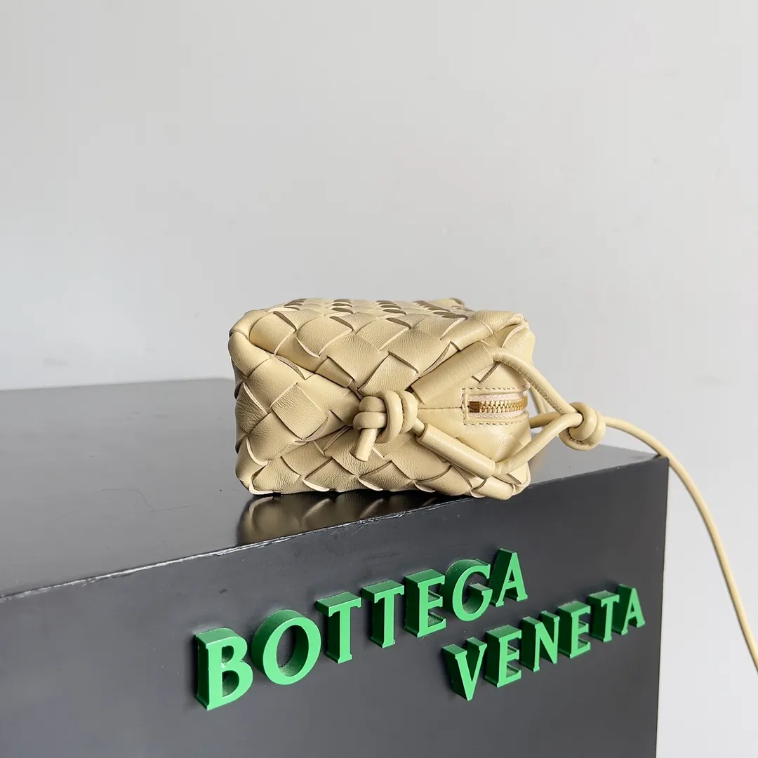 Batch 1560 New version and new color (third generation) 𝗕𝗼𝘁𝘁𝗲𝗴𝗮 𝗩𝗲𝗻𝗲𝘁𝗮———— The latest version of the loop camera bag💥 at the BV King of Cost-Effectiveness counter, large woven texture➕As always, ultra-high-quality lambskin, with zippers and adjustable drawstrings, it is especially suitable for the belly💫It can fit anything, and it is very light in weight. It is suitable for girls of all ages. Size: 17*10*6cm Style number: 723547